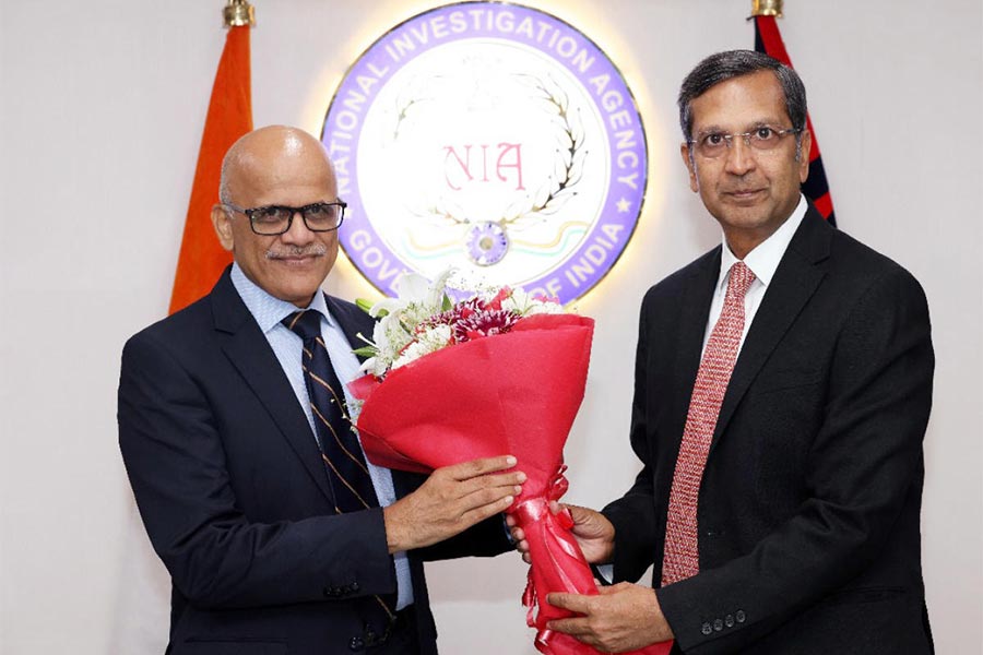 প্রধান: সদানন্দ দাতে (বাঁ দিকে), পাশে তাঁর পূর্বসূরি দিনকর গুপ্ত।