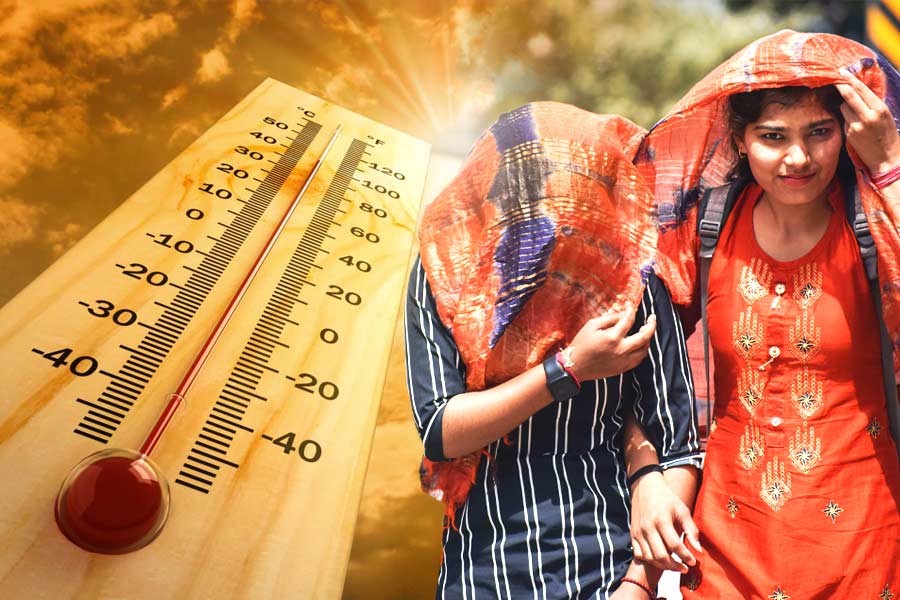 গরমের অস্বস্তি কমার কোনও লক্ষণ আপাতত নেই। স্বস্তির খবর শোনাতে পারেনি হাওয়া অফিস। সোম এবং মঙ্গলবার পূর্ব মেদিনীপুর, পশ্চিম মেদিনীপুর, ঝাড়গ্রামে সামান্য বৃষ্টি হতে পারে। তবে তাতে গরম কমেনি। 
