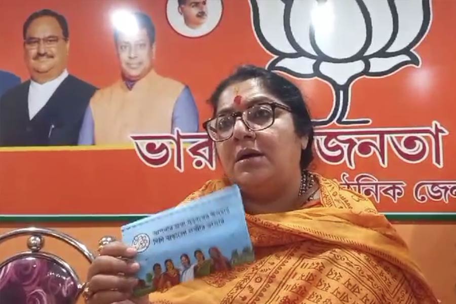 BJP candidate Locket Chatterjee alleges TMC distributing money bag to women dgtld