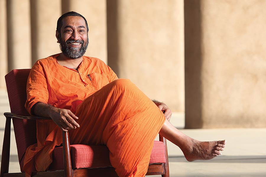 কলকাতা থেকে দ্বাদশ শ্রেণির পড়াশোনা শেষ করার পর কানপুর আইআইটিতে ইলেকট্রিক্যাল ইঞ্জিনিয়ারিং নিয়ে ভর্তি হন মহান মহারাজ। পরে অবশ্য সেখানে গণিত নিয়ে পড়াশোনা শুরু করেন তিনি। ১৯৯২ সালে স্নাতকোত্তর ডিগ্রি অর্জন করে ক্যালিফর্নিয়ার বার্কলে ইউনিভার্সিটিতে শিক্ষকতাও করেন তিনি। আধ্যাত্মিকতা এবং দর্শনের প্রতি আগ্রহ তৈরি হওয়ায় সন্ন্যাস জীবন যাপন করা শুরু করেন তিনি। বর্তমানে মুম্বইয়ের একটি বিশ্ববিদ্যালয়ে গণিত পড়ানোর পাশাপাশি রামকৃষ্ণ মিশনের সঙ্গে যুক্ত মহারাজ।