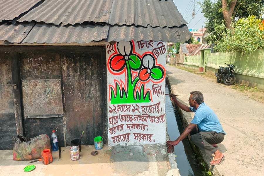 কাঁথির অলিগলিতে ঘুরলেই চোখে পড়ছে নানা মজাদার ছড়া।