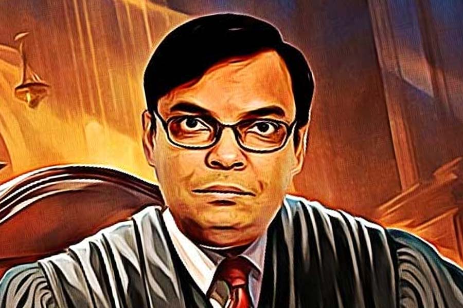 সোমবার কলকাতা হাই কোর্টের বিচারপতি দেবাংশু বসাক এবং বিচারপতি মহম্মদ শাব্বার রশিদির বিশেষ ডিভিশন বেঞ্চ এসএসসি মামলা রায়ে সব মিলিয়ে মোট ২৫ হাজার ৭৫৩ জনের চাকরি বাতিল করেছে। অর্থাৎ, ২০১৬ সালে যাঁরা চাকরি পেয়েছিলেন, তাঁদের সকলের নিয়োগ বাতিল করা হয়েছে। শুধু তা-ই নয়, প্যানেলের মেয়াদ শেষের পরে যাঁরা চাকরি পেয়েছেন, জনগণের টাকা থেকে বেতন নিয়েছেন, তাঁদের চার সপ্তাহের মধ্যে সুদ-সহ বেতন ফেরত দিতে হবে। বছরে ১২ শতাংশ সুদে টাকা ফেরত দিতে হবে।