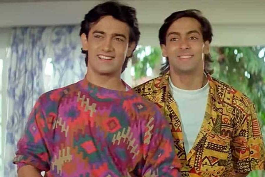 রাজকুমার সন্তোষীর পরিচালনায় ১৯৯৪ সালে প্রেক্ষাগৃহে মুক্তি পায় ‘আন্দাজ আপনা আপনা’। আমির খান, সলমন খান, করিশ্মা কপূর, রবিনা টন্ডনের মতো বলি তারকারা এই ছবিতে মুখ্যচরিত্রে অভিনয় করেন।