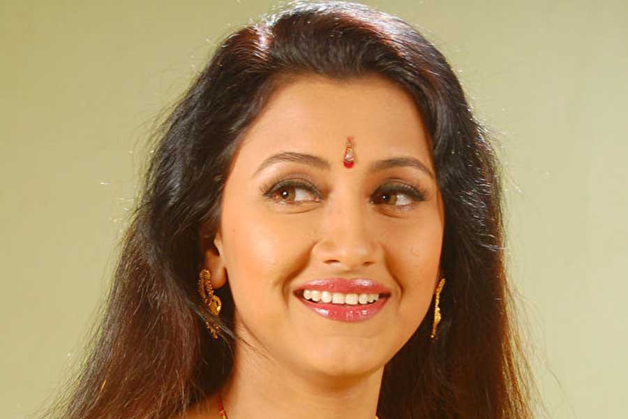 দ্বৈতচরিত্রে বলিপাড়ার ‘শাহেনশাহ’ অমিতাভ বচ্চন। সঙ্গে বাঙালি অভিনেত্রী রচনা বন্দ্যোপাধ্যায়। ১৯৯৯ সালে মুক্তিপ্রাপ্ত ‘সূর্যবংশম’ ছবিটি সিনেপ্রেমীরা প্রায় সকলেই দেখেছেন।