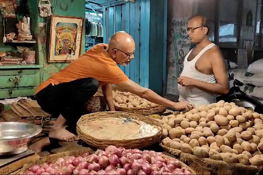 Chicken and Potato prices in Kolkata market soar during Lok Sabha Election 2024 dgtl