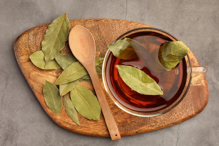 গরমে চুলের সমস্যা থেকে রেহাই পেতে ভরসা রাখতে পারেন তেজপাতার উপর।