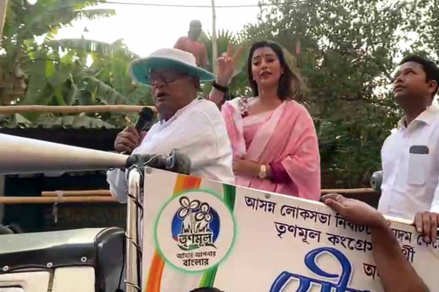 Lok Sabha Elections 2024: TMC Candidate Saugata Roy campaigns with Baranagar By-Election Candidate Sayantika Banerjee in Dumdum dgtl