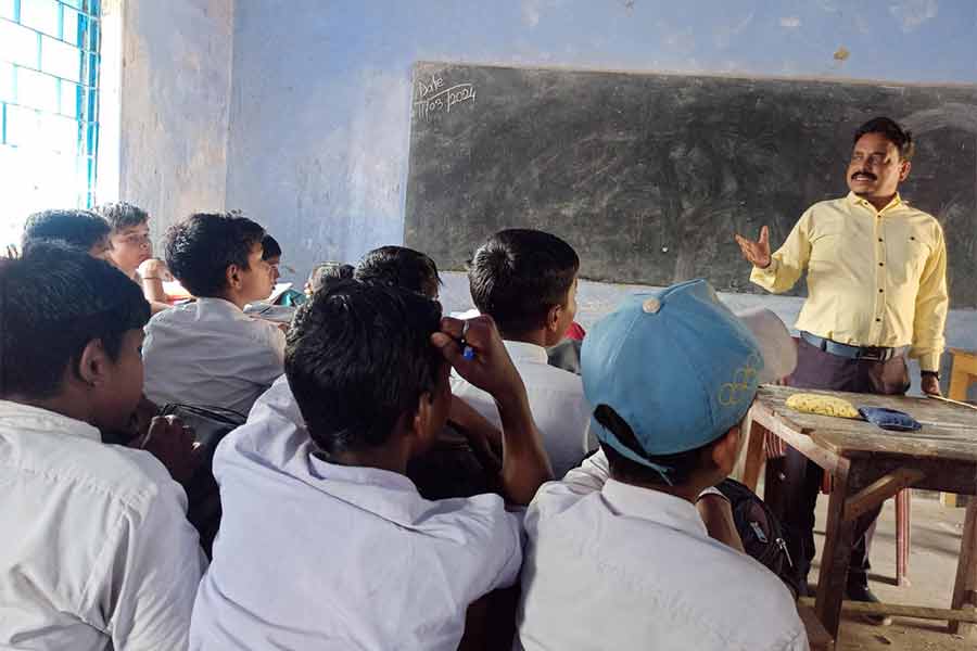 A school teacher from Jhalda could not retire just fpor his love towards students
