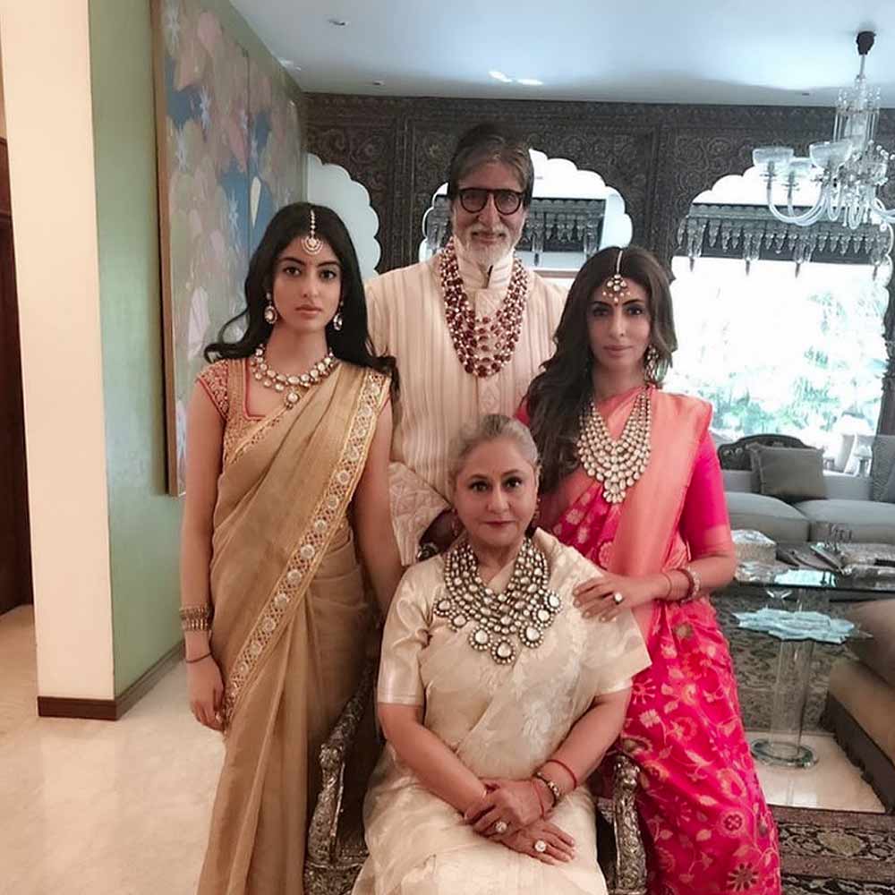 অমিতাভ বচ্চন এবং জয়া বচ্চনের নাতনি নব্যার অনুষ্ঠানে অতিথি হিসাবে উপস্থিত থেকেছেন বচ্চন পরিবারের সদস্যেরাও। জয়ার পাশাপাশি নিজের অনুষ্ঠানে নব্যা আমন্ত্রণ জানিয়েছিলেন তাঁর মা শ্বেতা বচ্চন নন্দকেও।