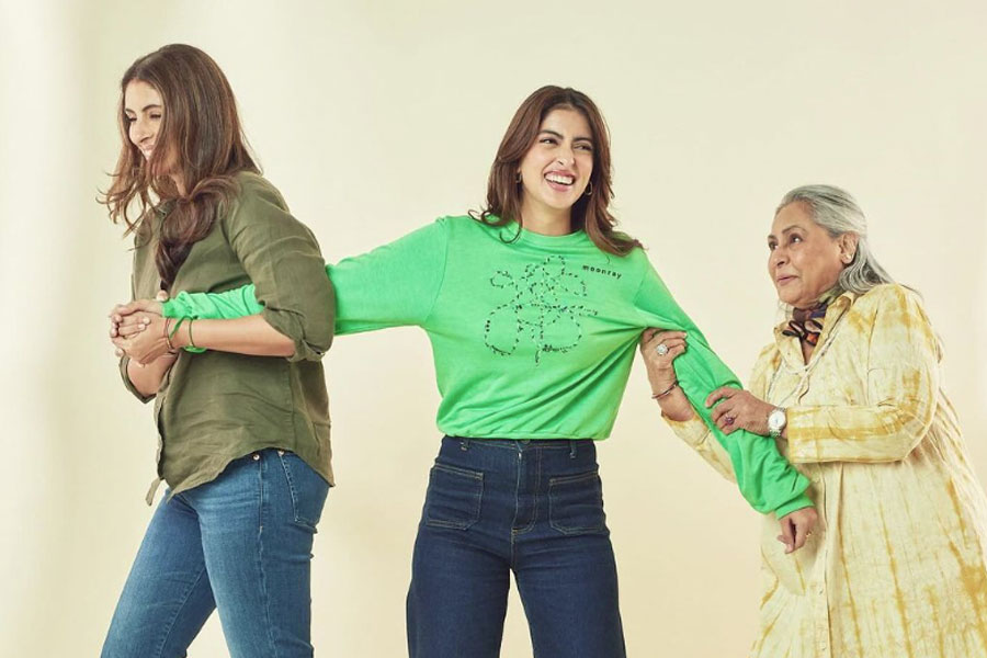 বচ্চন পরিবারের পুরুষেরা নব্যার শোয়ে অতিথি হিসাবে না গেলেও তাঁদের নিয়ে আলোচনা হয়েছে বিস্তর। দাদু অমিতাভ, মামা অভিষেক এবং ভাই অগস্ত্যকে নিয়ে কথা বলেছেন তিনি। সম্প্রতি মামাতো বোন আরাধ্যা বচ্চনকে নিয়েও পডকাস্টে আলোচনা করেছেন নব্যা।