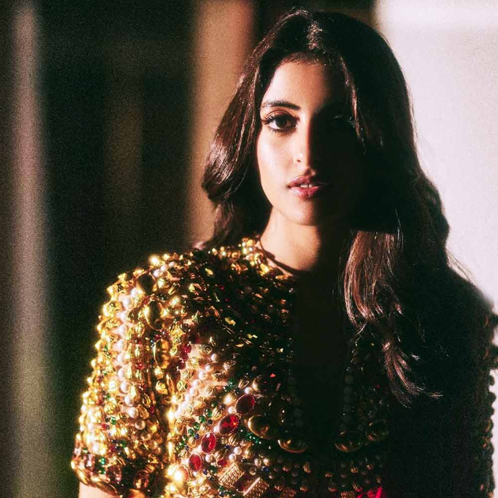 তবে বচ্চন পরিবারের এক জন সদস্যকে নিয়ে কোনও দিনও কোনও কথা বলেননি নব্যা। সম্পর্কে নব্যার মামি হন তিনি। অভিষেক-পত্নী এবং বচ্চন পরিবারের বধূ ঐশ্বর্যা। আলোচনা প্রসঙ্গেও কখনও ঐশ্বর্যার নাম মুখে আনেননি নব্যা। কিন্তু এর নেপথ্যকারণ কী?