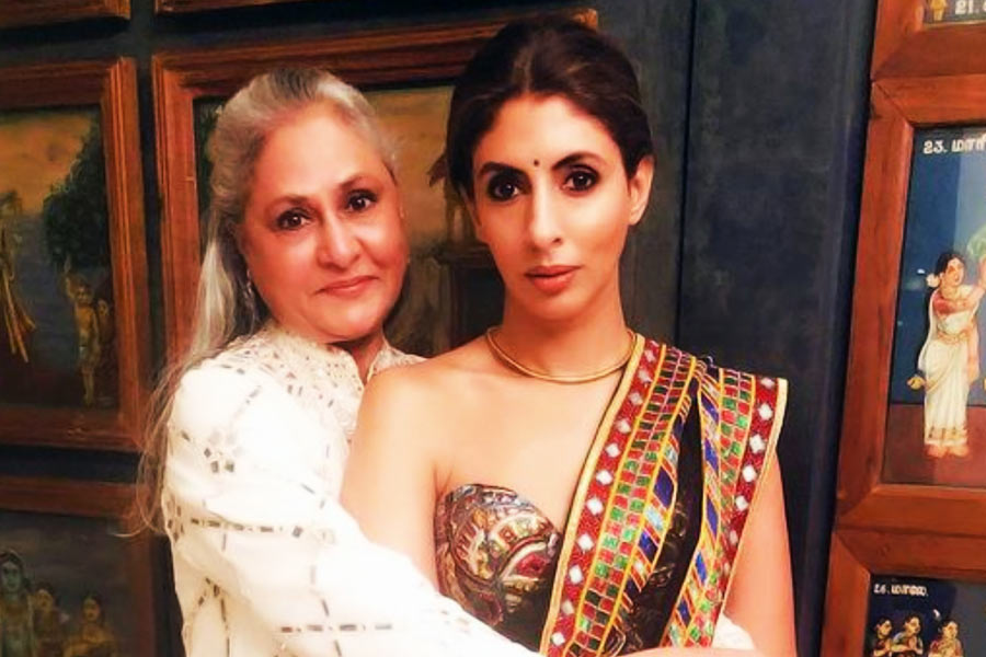 নব্যার ফ্যাশন শো চলাকালীন সেখানে উপস্থিত ছিলেন শ্বেতা এবং জয়া। অনুষ্ঠানের পর তিন জন মিলে প্যারিসের ইতিউতি ঘুরতেও বেড়িয়েছিলেন। কিন্তু প্যারিসে উপস্থিত থাকলেও তাঁদের সঙ্গে দেখা যায়নি ঐশ্বর্যাকে।