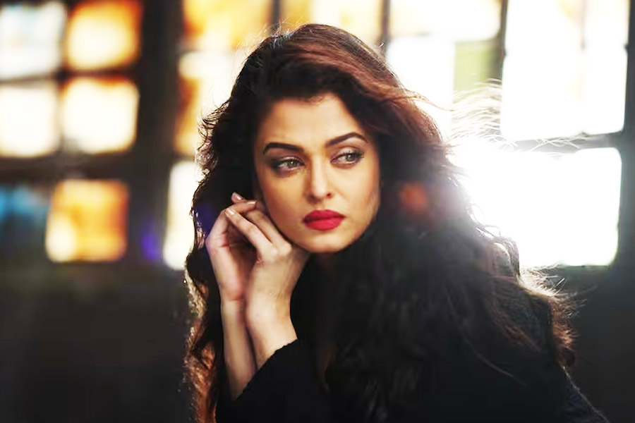 চলতি বছরে দোল উদ্‌যাপন অনুষ্ঠানে ঐশ্বর্যাকে বচ্চন পরিবারের সঙ্গে দেখা গেলেও দীপাবলির অনুষ্ঠানে উপস্থিত ছিলেন না অভিনেত্রী।