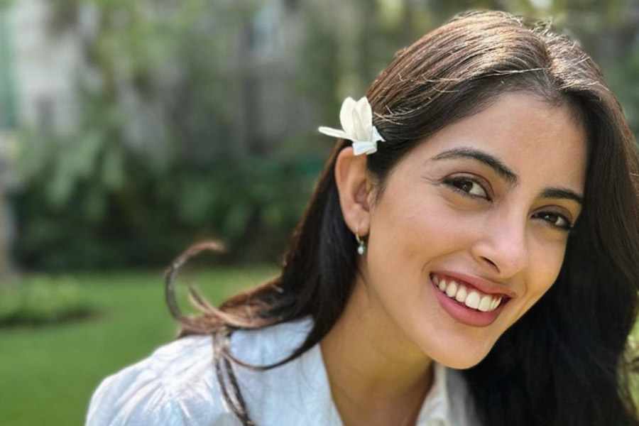 ঐশ্বর্যার সঙ্গে সমাজমাধ্যমে খুব একটা ছবি অথবা ভিডিয়ো পোস্ট করেন না নব্যা। বিপরীত দিক থেকেও একই সাড়া পান শ্বেতার কন্যা।