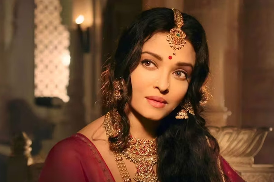 কানাঘুষো শোনা যায়, শ্বশুরবাড়ি ছেড়ে কিছু দিন মায়ের সঙ্গে গিয়ে থাকছিলেন ঐশ্বর্যা। নব্যার সঙ্গে ঐশ্বর্যার সম্পর্কের সমীকরণও কি তা হলে অন্য ইঙ্গিত বহন করছে? বচ্চন পরিবারের সঙ্গে কি সত্যিই সম্পর্কের বুনন ভাল নয় ঐশ্বর্যার? না কি মামি-ভাগ্নির সম্পর্কেই চিড় ধরে রয়েছে? উত্তর জানেন কেবল তাঁরাই।