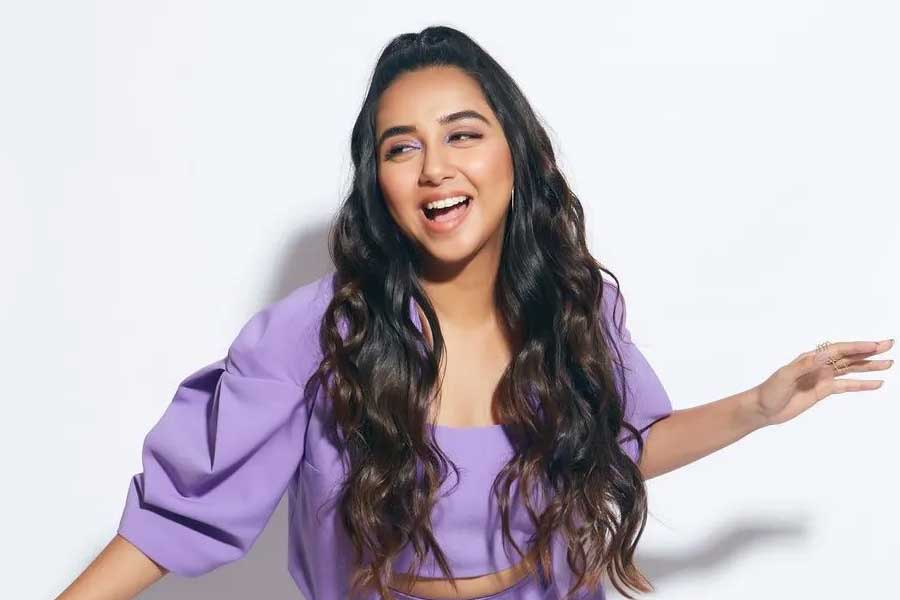 ২০২০ সালে নেটফ্লিক্স ওটিটি প্ল্যাটফর্মে মুক্তি পায় ‘মিসম্যাচ্‌ড’ নামের একটি ওয়েব সিরিজ়। এই সিরিজ়ের মাধ্যমে অভিনয়জগতে আত্মপ্রকাশ করেন সমাজমাধ্যম প্রভাবী প্রযক্তা কোলি।