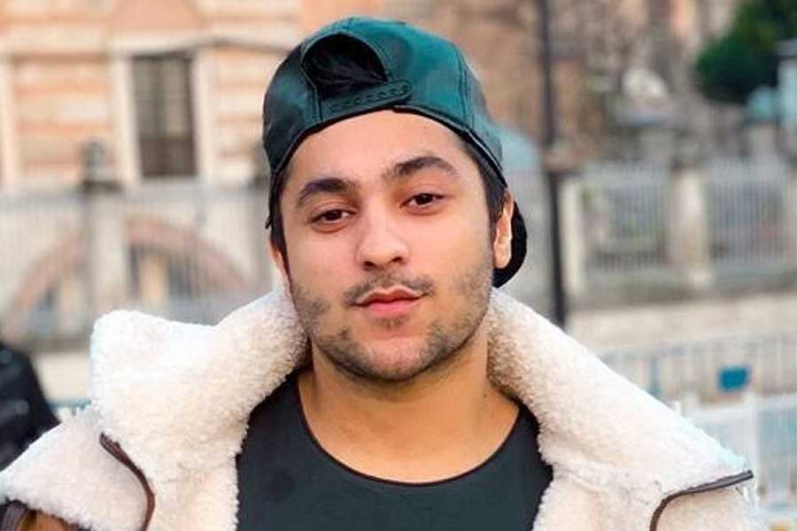 ইউটিউব মাধ্যমে প্রভাবী হিসাবে জনপ্রিয় হর্ষ বেনিওয়াল। ২০১৯ সালে ‘স্টুডেন্ট অফ দ্য ইয়ার ২’ ছবির মাধ্যমে বলিপাড়ায় আত্মপ্রকাশ করেন তিনি।