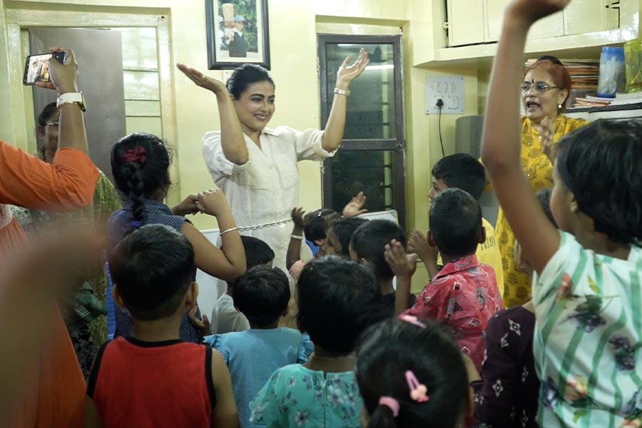 Gargee Roychowdhury celebrates her birthday with children, also sing songs for the residents of a primary school dgtl