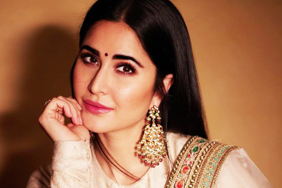 ক্যাটরিনা কইফেরও ভারতে ভোটদানের অধিকার নেই। তিনিও আলিয়ার মতো ব্রিটেনের নাগরিক। ব্রিটিশ শাসনাধীন হংকং-এ জন্ম হয়েছিল ক্যাটরিনার, পরে তিনি মডেলিং করার জন্য লন্ডনে চলে যান। তার পর অভিনয় করবেন বলে ভারতে আসেন তিনি। ২০২১ সালের ৯ ডিসেম্বর অভিনেতা ভিকি কৌশলের সঙ্গে সাত পাকে বাঁধা পড়েছেন তিনি। এখন তিনি ভারতের বৌমা, তবুও তার ভোটদানের অধিকার নেই।