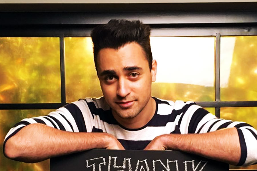 ‘জানে তু ইয়া জানে না’ ছবির মাধ্যমে বড় পর্দায় অভিষেক ঘটে ইমরান খানের। ফিল্মি পরিবারের ছেলে। আমির খানের ভাগ্নে। প্রথম ছবিতেই সাফল্য পান তিনি। দীপিকা পাড়ুকোন, কঙ্গনা রানাউত, করিনা কপূর খান— সকলের সঙ্গেই কাজ করেছেন। বিপুল অর্থ রোজগারও করেন অল্প সময়ে। তবে খুব বেশি দিন অভিনয় করেননি তিনি। বলিউডের ছবিতে এখন আর দেখা যায় না ইমরানকে। ইমরান আসলে কিন্তু আমেরিকার নাগরিক। তাঁর বাবা-মা কর্মসূত্রে আমেরিকায় থাকতেন। বাবা-মায়ের বিবাহবিচ্ছেদের পর তিনি ভারতে চলে আসেন। তাই বাবা-মা ভারতীয় হলেও তিনি ভারতের নাগরিক নন।