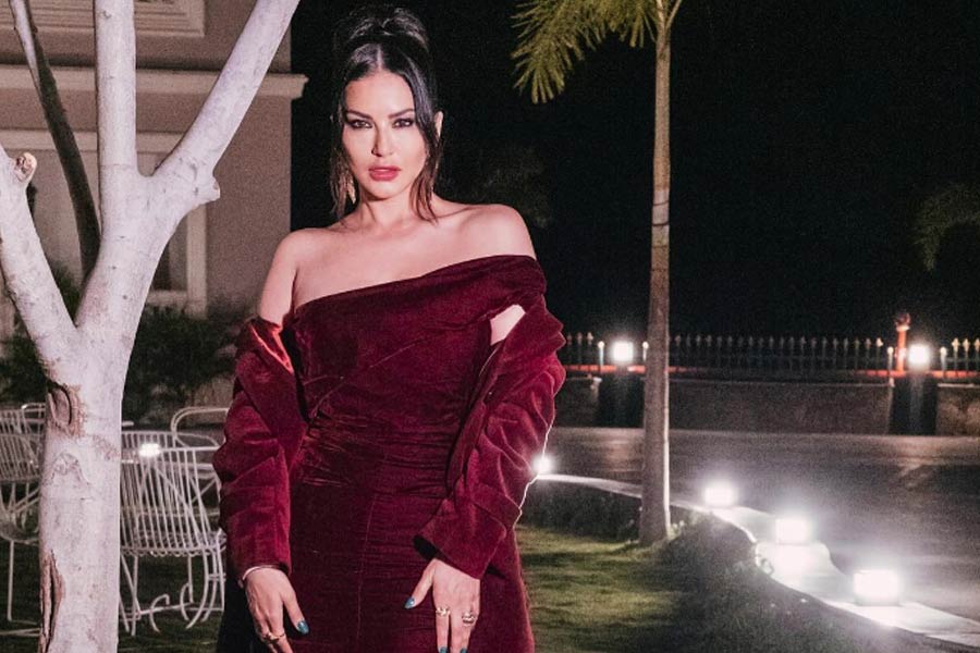 ‘জিসম ২’ ছবির হাত ধরে বলিউডে আত্মপ্রকাশ ঘটে করণজিৎ কৌরের। তবে ভারতীয় দর্শকের মনে আলাদা জায়গা করে নেন অন্যতম জনপ্রিয় অনুষ্ঠান ‘বিগ বস্‌’-এ যোগ দিয়ে। বলিউডে আসার আগে নীল ছবির দুনিয়ায় তাঁর জনপ্রিয়তা ছিল আকাশছোঁয়া। তবে করণজিৎ নয়, সানি লিওনি নামেই তিনি পরিচিত। ভারতে তিনি সকলের মন জয় করলেও তিনি ভারতীয় নন। কানাডা ও আমেরিকার নাগরিকত্ব রয়েছে তাঁর। কানাডায় সানির জন্ম হয়, পরে তিনি ব্রিটিশ নাগরিকত্ব অর্জন করেন। এই কারণে সানিও কিন্তু এই নির্বাচনে যোগদান করতে পারবেন না।