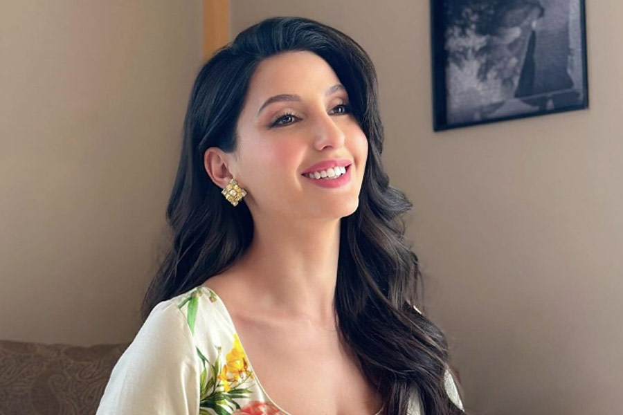 নৃত্যশৈলীর নিরিখে ভারতে নোরার আকাশছোঁয়া জনপ্রিয়তা। তাঁর নাচের ভিডিয়ো অনুরাগীদের কাছে অন্যতম আকর্ষণ। সমাজমাধ্যমেও তাঁর অনুরাগীর সংখ্যা প্রায় ৭ কোটি! সম্প্রতি বলিউডে কেরিয়ারের ১০ বছর সম্পূর্ণ করলেন নৃত্যশিল্পী-অভিনেত্রী নোরা ফতেহি। ‘রকি হ্যান্ডসাম’, ‘সত্যমেব জয়তে’ বা ‘বাটলা হাউস’-এর মতো ছবিতে তাঁর উপস্থিতি দর্শকের নজর কেড়েছে। সম্প্রতি কুণাল খেমু পরিচালিত ‘মাডগাঁও এক্সপ্রেস’ ছবিতে দর্শক নোরাকে দেখেছেন। তবে জন্মসূত্রে নোরাও কানাডার নাগরিক। তাই ভারতে ভোটদানের অধিকার নেই তাঁর।