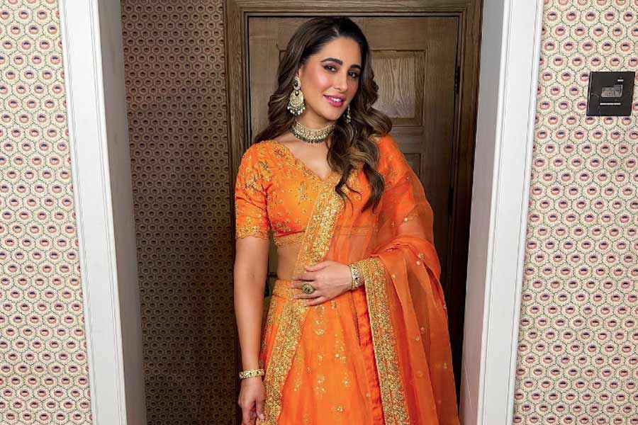 ২০১১ সালে ইমতিয়াজ আলির ছবি ‘রকস্টার’-এর মাধ্যমে, রণবীর কপূরের বিপরীতে প্রথম বড় পর্দায় দেখা যায় অভিনেত্রী নার্গিস ফকরিকে। ২০১৩ সালে ‘মাদ্রাজ ক্যাফে’তে তাঁর অভিনয় প্রশংসিত হয়েছিল। অভিনয় করেন ‘ম্যায় তেরা হিরো’ ছবিতে। বলিপাড়ায় বেশ পরিচিত হলেও ভারতীয় নন এই অভিনেত্রী। আমেরিকার নিউ ইয়র্কে জন্মেছেন এই বলি নায়িকা। তবে তাঁর বাবা-মায়ের কেউই ভারতীয় নন। বাবা পাকিস্তানের, মা চেক প্রজাতন্ত্রের। বাবা-মায়ের মধ্যে বিচ্ছেদ দেখেছিলেন মাত্র ছ’বছর বয়সে। বিচ্ছেদের কিছু দিন পর তাঁর বাবা মারা যান। সেই সময় থেকেই মায়ের সঙ্গে জীবন সংগ্রাম শুরু তাঁর। মডেলিং থেকেই অভিনয়ের যাত্রা শুরু করেন তিনি। আমেরিকার সেরা মডেলের পুরস্কারও পেয়েছেন তিনি। পাকিস্তানি বংশোদ্ভূত কোনও তরুণীর এই তালিকায় থাকা এই প্রথম।