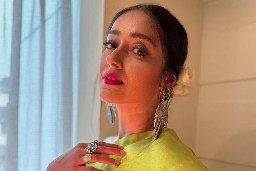 ভারতের গোয়ায় জন্ম হয়েছে ইলিয়ানা ডিক্রুজ়ের। একাধিক তেলেগু ও হিন্দি ছবিতে কাজ করেছেন তিনি। ইলিয়ানার অভিনয়ের পাশাপাশি তাঁর রূপেও মজে গোটা দেশ। ভারতে জন্ম হলেও ইলিয়ানা আদতে পোর্তুগালের নাগরিক। ২০১৪ সালে পর্তুগালের নাগরিকত্ব পেয়েছেন তিনি। তার পরেও কর্মসূত্রে ভারতে আসেন তিনি। ২০২৩ সালের অগাস্ট মাসে পুত্রসন্তানের জন্ম দেন অভিনেত্রী ইলিয়ানা ডি’ক্রুজ। এই মুহূর্তে দেশ ছেড়ে আমেরিকায় সংসার পেতেছেন অভিনেত্রী। যদিও অভিনেত্রীর অন্তঃসত্ত্বা হওয়ার খবরে চমকে উঠেছিলেন অনেকেই। তাঁর সন্তানের পিতৃপরিচয় থেকে শুরু করে তিনি আদৌ বিবাহিত কি না, সে সব নিয়ে বিস্তর কাটাছেঁড়া হয়েছে সমাজমাধ্যমের পাতায়। তবে সন্তানের বাবাকে প্রকাশ্যে আনলেও নিজের সঙ্গীকে আদৌ বিয়ে করছেন কি না, সেই নিয়ে সমাজের নীতিপুলিশের কাছে জবাবদিহি দিতে নারাজ অভিনেত্রী। পর্তুগালের নাগরিক হওয়ার কারণে ইলিয়ানার ভারতে ভোটদানের অধিকার নেই।