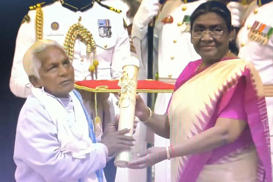 President Draupadi Murmu presented the Padma Shri award to Dukhu Majhi
