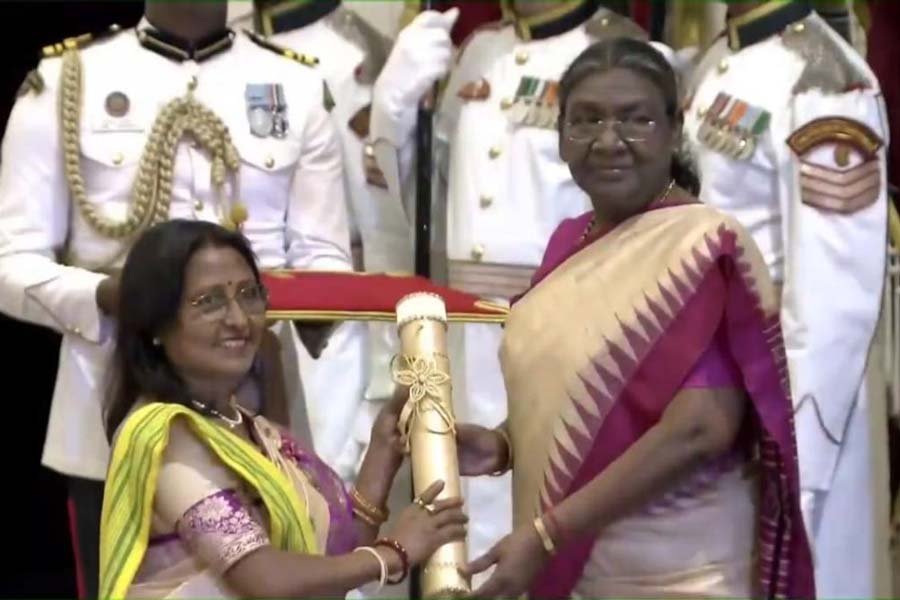 Bhawaiya Singer Gita Roy Barman received Padmashree from President Draupadi Murmu