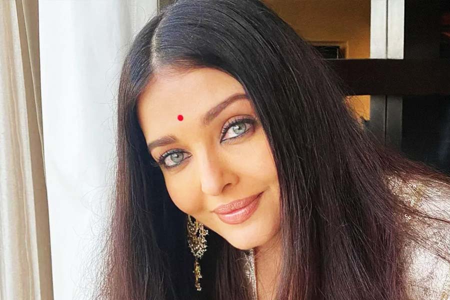 যদিও সন্দীপের বিরুদ্ধে ঐশ্বর্যা থানায় কোনও অভিযোগ দায়ের করেননি। তবে পুলিশ জানিয়েছিল, অভিনেত্রী সম্মানহানির অভিযোগ দায়ের করলে সন্দীপের বিরুদ্ধে কড়া পদক্ষেপ করা হবে। কিন্তু পুরো বিষয়টি কিছু দিনের মধ্যেই ধামাচাপা পড়ে যায়।