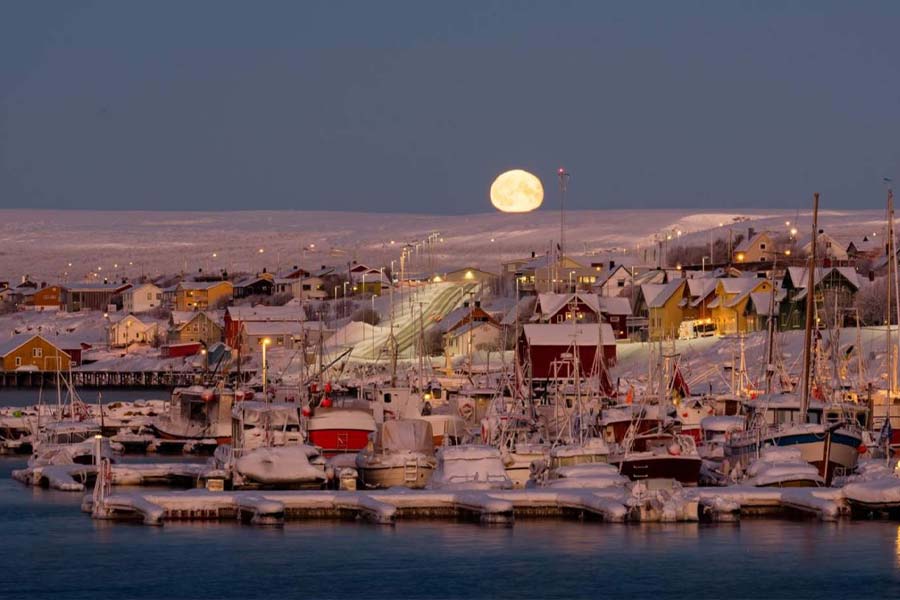 উত্তর নরওয়ের এই পুর এলাকার শেষ জনসুমারি বলছে, এখানে সব মিলিয়ে ৫৮০৭ জন মানুষের বাস। অথচ আয়তনে নিউ ইয়র্ক শহরের থেকেও বড় এই সুমেরীয় শহর। তাই জনসংখ্যা নিয়ে সন্তুষ্ট নন শহরের মেয়র।