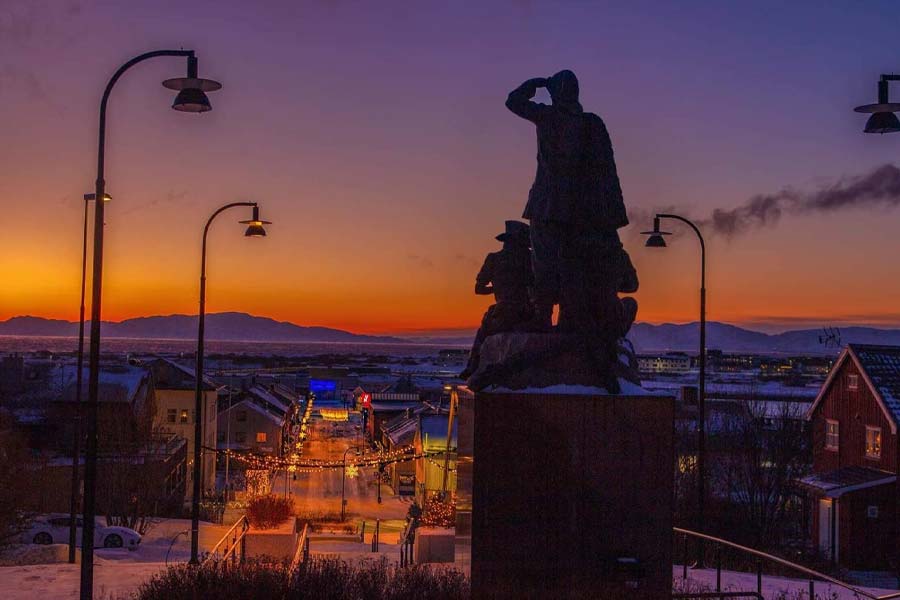 মেয়র চান আরও মানুষ এসে বসবাস করুন ভাডসোতে। নতুন বাসিন্দাদের আকর্ষণ করতে এ যাবৎ নানা পদক্ষেপ করেছেন তিনি। তাতে লাভ হয়নি। এ বার তাঁর বাজি ওই  বিশেষ ঘড়ি!