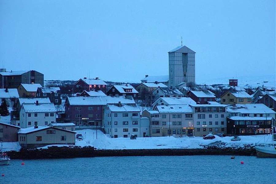 নরওয়ের এই শহরের ঠান্ডাই বেশি। গরম থাকে মাস পাঁচেক। সেই সময়েও ১৫ থেকে ৩০ ডিগ্রির মধ্যে থাকে তাপমাত্রা। শীতে পারদ নেমে যায় হিমাঙ্কের প্রায় ২০ ডিগ্রি নীচে। অর্থাৎ, এই শহর একেবারে বাসযোগ্য নয়, তা নয়।