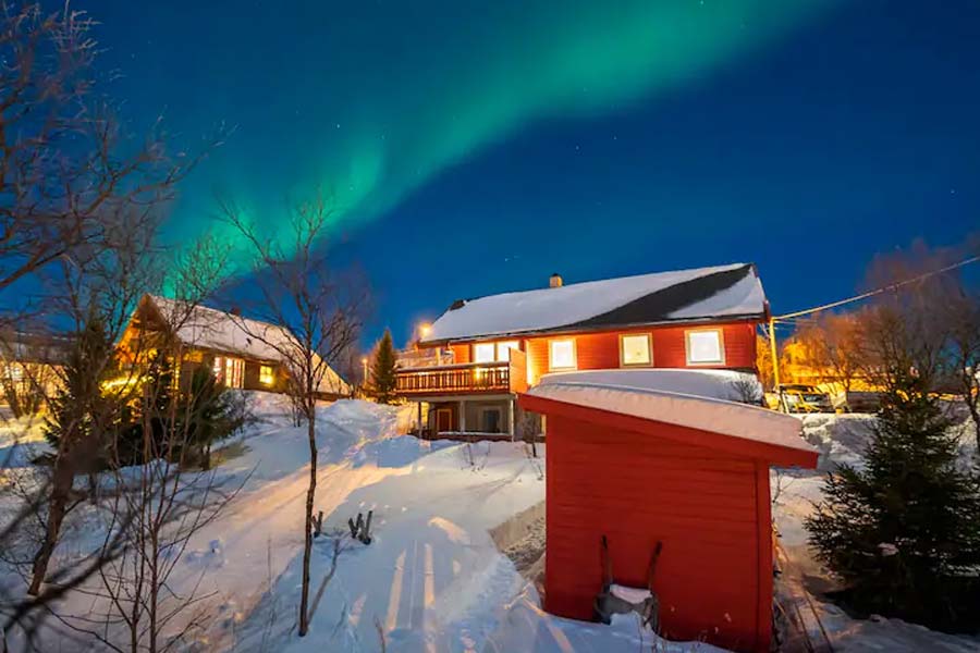 পর্যটনের জন্যও ভাডসো আকর্ষণীয়। নিজস্ব বিমানবন্দর আছে। আছে মাছ ধরার পোত। ভাডসোর জঙ্গলে বল্গা হরিণও আছে প্রচুর। তবে ভাডসোর সবচেয়ে বড় আকর্ষণ রাতের আকাশে নানা রঙের মেরুপ্রভা।