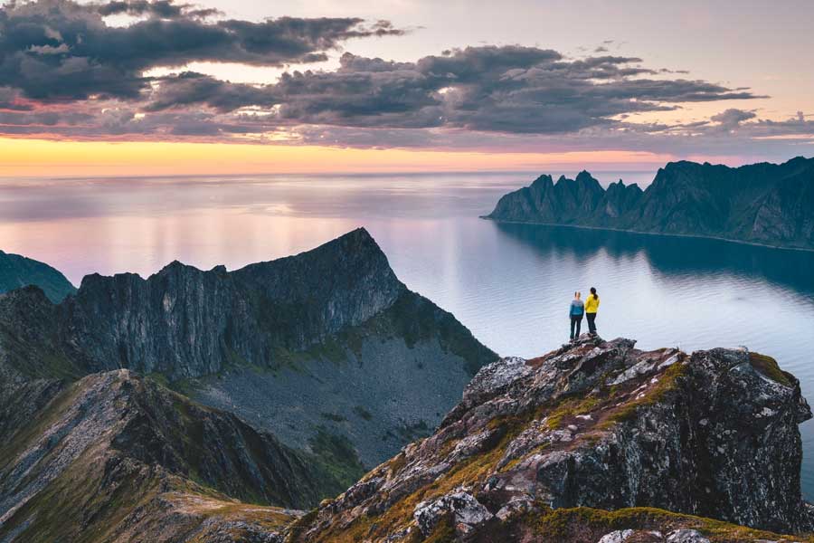 মেয়রের কথায়, এখানে অফিস পৌঁছনোর জন্য দৌড়ে বাস-ট্রেন ধরা নেই। সাধারণ মানুষ হয় ব্যবসা করেন, না হয় কাজ করেন কাছেপিঠে পরিষেবা শিল্পে। ফলে সময়ে বাড়ি ফিরে পরিবারের সঙ্গে কাটানোর সময় পান বেশি।