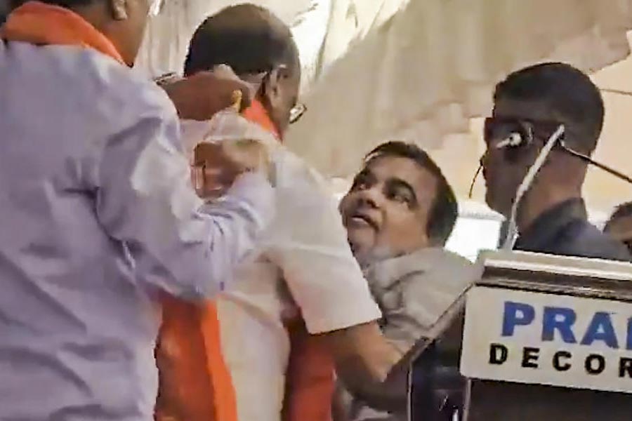 Nitin Gadkari faints during election rally at Maharashtra