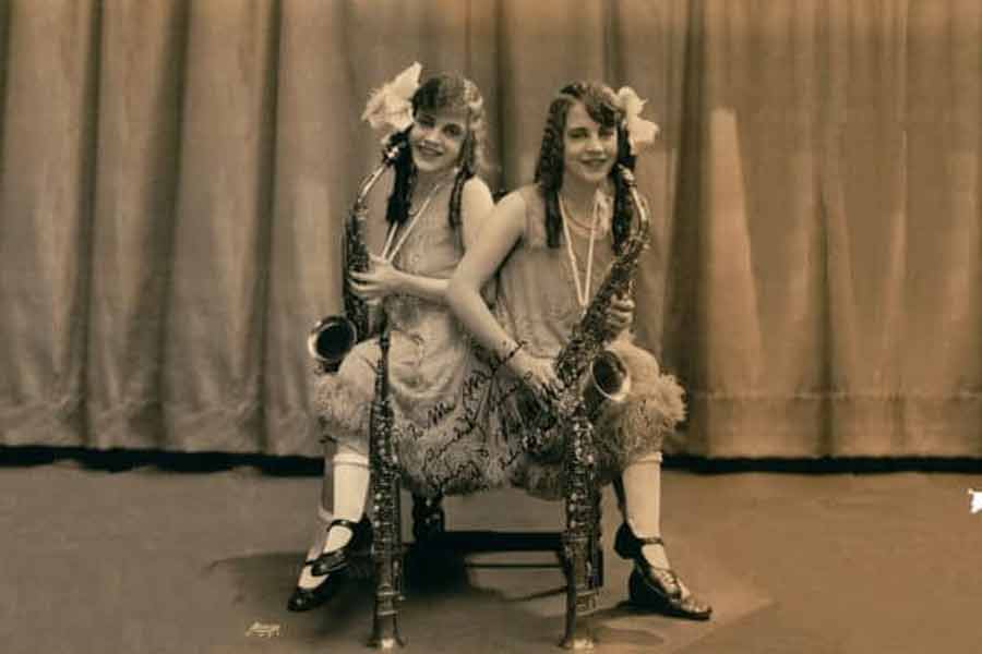 image of hilton sisters