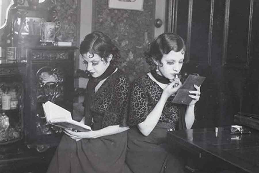 image of hilton sisters