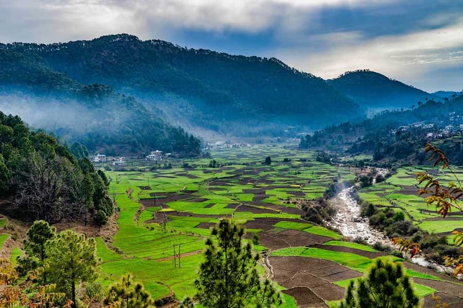 গরমের ছুটিতে পরিবারকে নিয়ে এ বার গন্তব্য কোথায় হতে পারে,  ভাবছেন?  শহরের ভ্যাপসা গরম আর দূষণের থেকে পাহাড়ের কোলে অবসর কাটানোর ঠিকানা হতেই পারে উত্তরাখণ্ড। নদী, পাহাড়, উপত্যকা, হ্রদ, জঙ্গল, হিমবাহ সব মিলিয়ে উত্তরাখণ্ড যেন এক রূপকথার রাজ্য। ভারতের উত্তর দিকে অবস্থিত এই ভূখণ্ডটি মনোরম প্রাকৃতিক দৃশ্যের এক সুন্দর কোলাজ, যার প্রতিটি শিরা-উপশিরা জুড়ে অফুরন্ত রোমাঞ্চ আর ইতিহাস। 