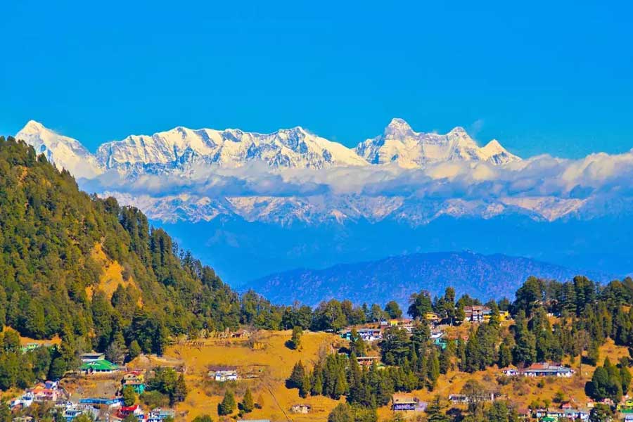 আধ্যাত্মিকতা থেকে অ্যাডভেঞ্চার,  উত্তরাখণ্ডে পুরোটাই প্রাপ্তিযোগ। উত্তরাখণ্ড ভ্রমণে গিয়ে শৈবতীর্থ আর শক্তিপীঠগুলিও দেখতে পারেন এই সময়। সারা বিশ্বের পর্যটকরা স্কিয়িং, সাফারি ভ্রমণ,  রিভার রাফটিং, যোগচর্চার জন্য গাড়োয়াল ও কুমায়ুন পর্বতমালার পাদদেশে এই দেবালয়ে এসে ভিড় জমান। উত্তরাখণ্ডে ভ্রমণ করলে কোন কোন জায়গা একেবারেই বাদ দেওয়া যাবে না,  দেখে নিন সেই তালিকা।