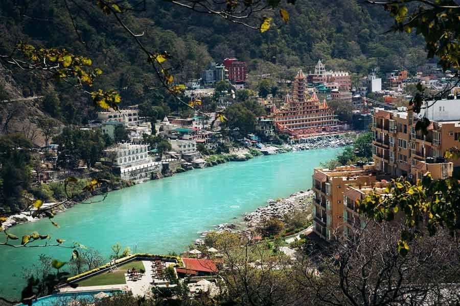 হৃষীকেশে গঙ্গা নদীর ঊর্ধ্ব গতির খরস্রোত দেখে মুগ্ধ হবেন। পাহাড় চিরে গঙ্গার ধারা গড়িয়ে আসার দৃশ্যও অসাধারণ। এখানে নদীর ধারে থাকার ক্যাম্পেরও ব্যবস্থা রয়েছে। ইচ্ছে করলে এক রাত সেখানে কাটিয়েও রোমাঞ্চ উপভোগ করতে পারেন। পরমার্থ নিকেতনে গঙ্গা আরতি দেখলে সত্যিই মন ভাল হয়ে যাবে।