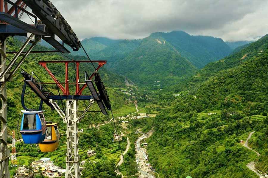 দেহরাদূন: হিমালয়ের পাদদেশে অবস্থিত এই শৈলশহরটি উত্তরাখণ্ডের অন্যতম পর্যটন স্থান। এখানকার নিরিবিলি, শান্ত প্রাকৃতিক সৌন্দর্য সত্যিই উপভোগ করার মতো। এখানকার লাখা মণ্ডল শিবমন্দির, টাইগার ফলস, সহস্রধারা,  রবার’স গুহা, তপকেশ্বর মহাদেব মন্দিরে ঘুরতে পারেন।