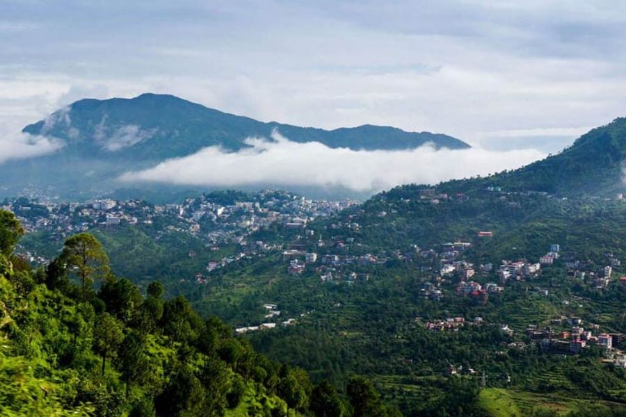মুসৌরিতে কেম্পটি ফলস, লালটিব্বা, ক্যামেলস ব্যাক রোড, কোম্পানি বাগান, শহরের সর্বোচ্চ পয়েন্ট-গান হিল, দ্য মল থেকে কেবল কার ভ্রমণ, মল রোড থেকে বিখ্যাত দূন উপত্যকার অতুলনীয় দৃশ্য এক বার দেখলে জীবনে ভোলার নয়। 