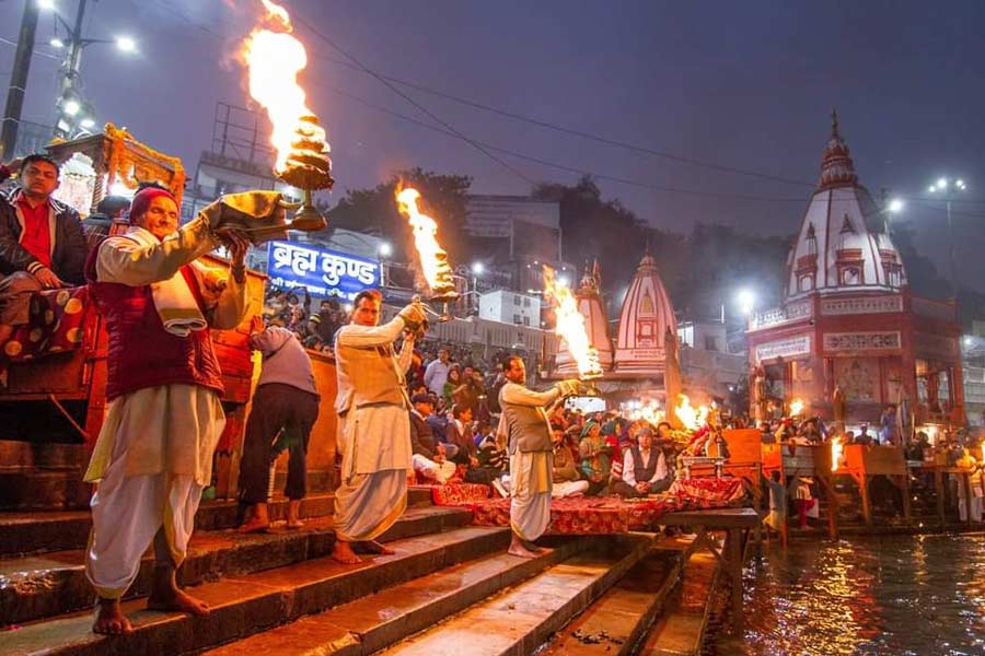 হর কি পৌরি ঘাটে সন্ধ্যাবেলায় গঙ্গা আরতি দেখার অভিজ্ঞতা মনে রয়ে যায় বহুদিন। এ ছাড়াও ঘুরে দেখার মতো চিল্লা বন্যপ্রাণী অভয়ারণ্য,  রাজাজি জাতীয় উদ্যান। এ ছাড়া চণ্ডীদেবী মন্দির, মনসাদেবী মন্দির,  ভারতমাতা মন্দির, মায়াদেবী মন্দির, সপ্তঋষি আশ্রম, গৌরীশঙ্কর মহাদেব মন্দির, সুরেশ্বরী দেবী মন্দির-সহ অসংখ্য মন্দির ছড়িয়ে-ছিটিয়ে আছে হরিদ্বার জুড়ে। পাশাপাশি আছে বহু আশ্রমও।
