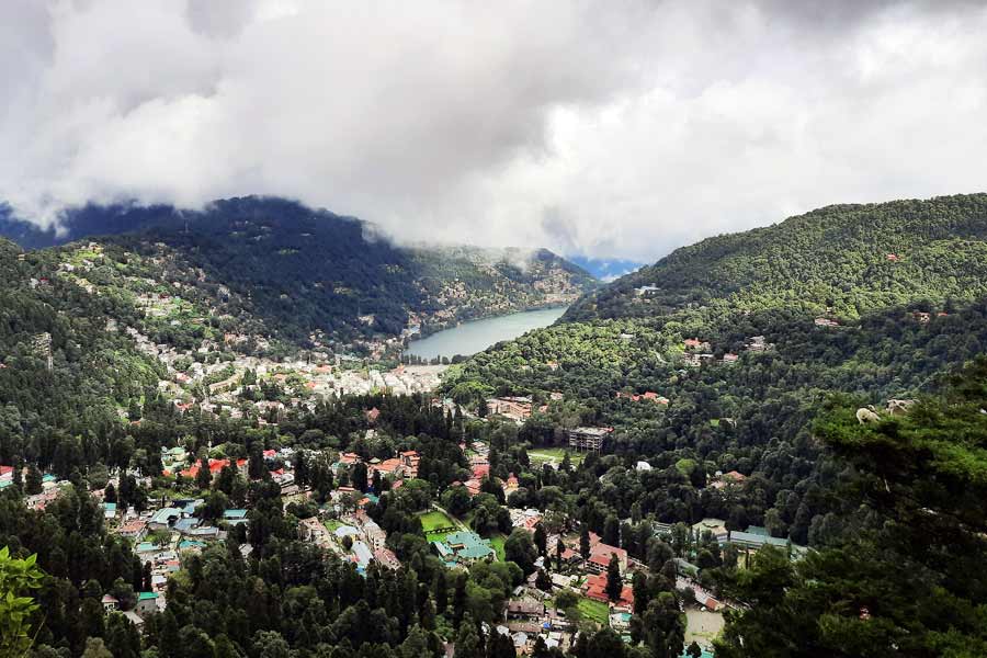 নৈনিতাল: নৈনি হ্রদের হাত ধরে থাকা সুন্দরী নৈনিতাল পর্যটকদের কাছে বহু কাল ধরে প্রিয়। ওখানে গিয়ে ঘুরে দেখতে পারেন সেখানকার জুলজিক্যাল পার্ক। পাহাড়ের গায়ে ধাপে ধাপে রাস্তা করে তৈরি করা হয়েছে এই চিড়িয়াখানাটি। বিভিন্ন প্রজাতির প্রাণী সম্বলিত এই চিড়িয়াখানাটি মন্দ নয়। নয়নাদেবীর মন্দিরে পুজো দিয়ে লেকে বোটিং করতে পারেন। 