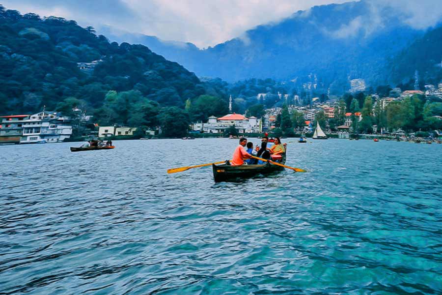 লেক সংলগ্ন রোপওয়ে স্টেশন থেকে রোপওয়েতে চড়ে পাহাড়ের ও নীচের লেকের দৃশ্য উপভোগ করা এখানকার আরও একটি আকর্ষণ। রোপওয়েতে চড়ে এক পাহাড় থেকে অন্য পাহাড়ে পৌঁছে সেখান থেকে দেখা যায় সুবিশাল হিমালয় পর্বতমালা। হাতে কিছুটা সময় থাকলে লেক সংলগ্ন ম্যাল রোড থেকে গাড়ি বুক করে ঘুরে আসতে পারেন নয়না পিক,  টিফিন টপ,  স্নো ভিউ পিক,  ল্যান্ডস এন্ড,  সাত তাল,  অ্যানিম্যাল, পাখিরালয় প্রভৃতি।