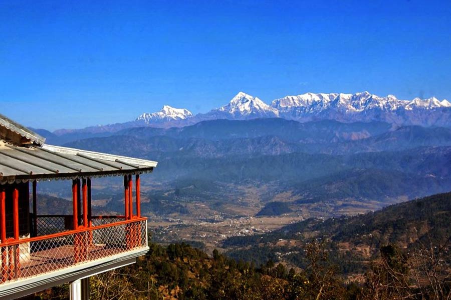 কৌশানিতে চাক্ষুষ করতে পারবেন হিমালয়ের অপরূপ শোভা। দু’চোখ ভরে দেখতে পারেন রাশি রাশি গিরিশৃঙ্গ মাথায় বরফের সাদা মুকুট পরে রাজার আসনে বসে রয়েছে। আঁকাবাঁকা পাহাড়ি রাস্তা, পাইনের জঙ্গল ঘেরা চৌকরিতে রয়েছে বেশ কিছু ‘ভিউ পয়েন্ট’। খুব ঘোরাঘুরি না করে কেবল প্রকৃতির সান্নিধ্য উপভোগ করতে চাইলে ঘুরে আসতেই পারেন এই ঠিকানা থেকে।