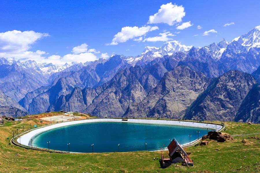 আউলি: উত্তরাখণ্ডে গেলে এই জায়গাটি ঘুরে আসতেই হবে। ওক গাছে ঘেরা এই স্থানে জঙ্গলগুলি অনেকটা শঙ্কু আকৃতির। আসলে জঙ্গল গড়ে উঠেছে পাহাড়ের গায়ে। এশিয়ার দীর্ঘতম এবং উচ্চতম রোপওয়ে পরিষেবা রয়েছে উত্তরাখন্ডের আউলিতে। 