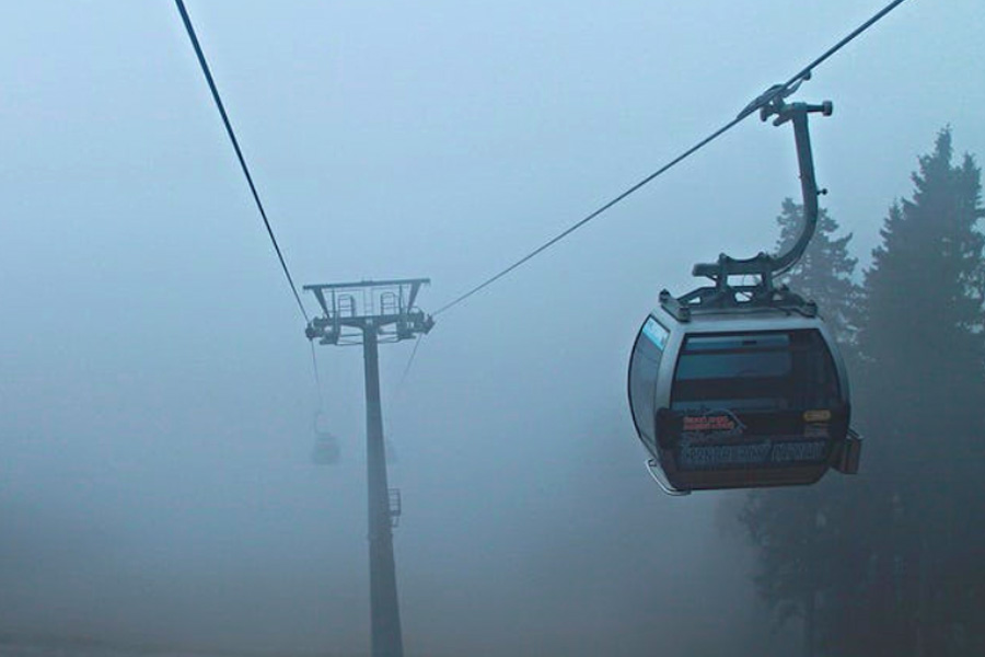 ন’হাজার ফুটেরও বেশি উঁচুতে শূন্যে পৌনে চার কিলোমিটার আকাশ পথ স্রেফ একটা লোহার দড়িতে ঝোলানো কাচের বাক্সে চেপে যেতে যেতে আপনি দেখতে পারবেন হিমালয়ের অপরূপ শোভা। স্বপ্নের চেয়েও সুন্দর, রূপকথার চেয়েও বাস্তব এ এক অসাধারণ অভিজ্ঞতা। এখানে গেলে নন্দাদেবী ন্যাশনাল পার্ক, ছেনাব লেক, ত্রিশূল চূড়া, জটেশ্বর মহাদেব মন্দির ঘুরে আসতে পারেন। 